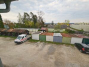 linke, grüne Garage + Schuppen