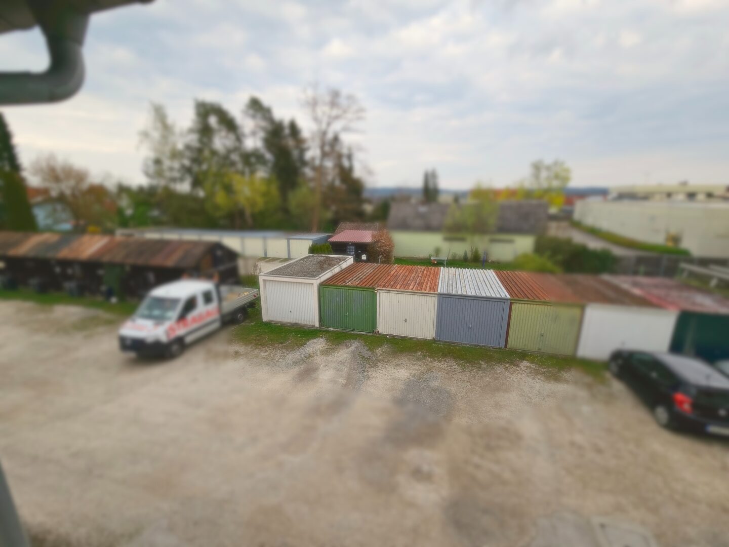 linke, grüne Garage + Schuppen