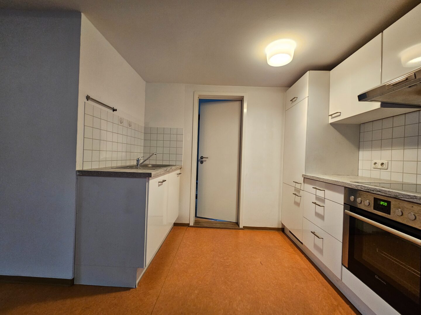 Küchenzeile mit E-Herd und Kühlschrank