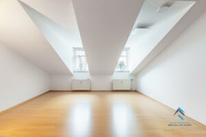Wohn- und Essbereich Mobiliar entfernt mit KI
