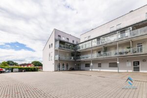Innenhof mit Besucherparkplätzen