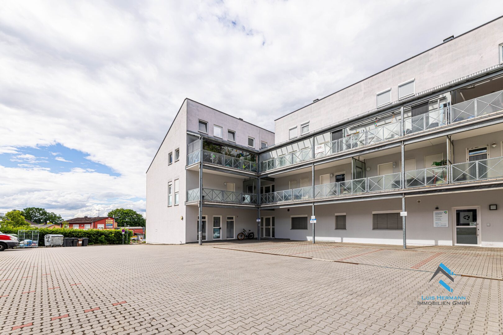 Innenhof mit Besucherparkplätzen