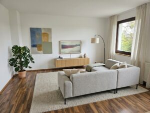 Wohnzimmer mit Beispieleinrichtung
